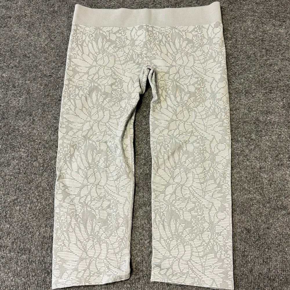 Fabletics Leggings Womens Size M Grey Floral Lace Seamless Compression Capri